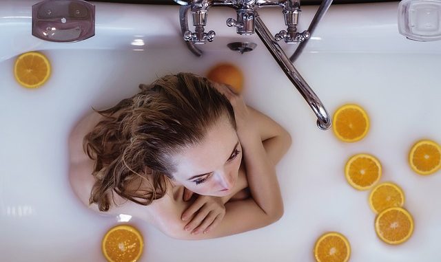 Koupel v epsomské soli pomůže z těla vytáhnout toxiny, snížit zánět a zlepšit krevní oběh